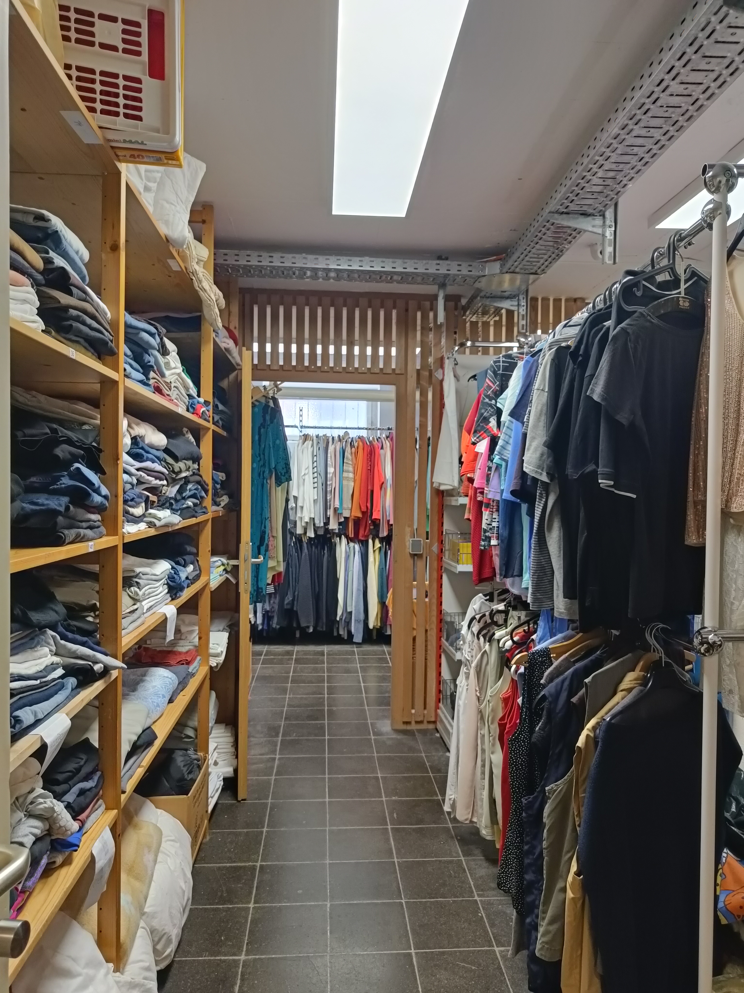 Kleidershop Femmetastisch _ KI Bid 
